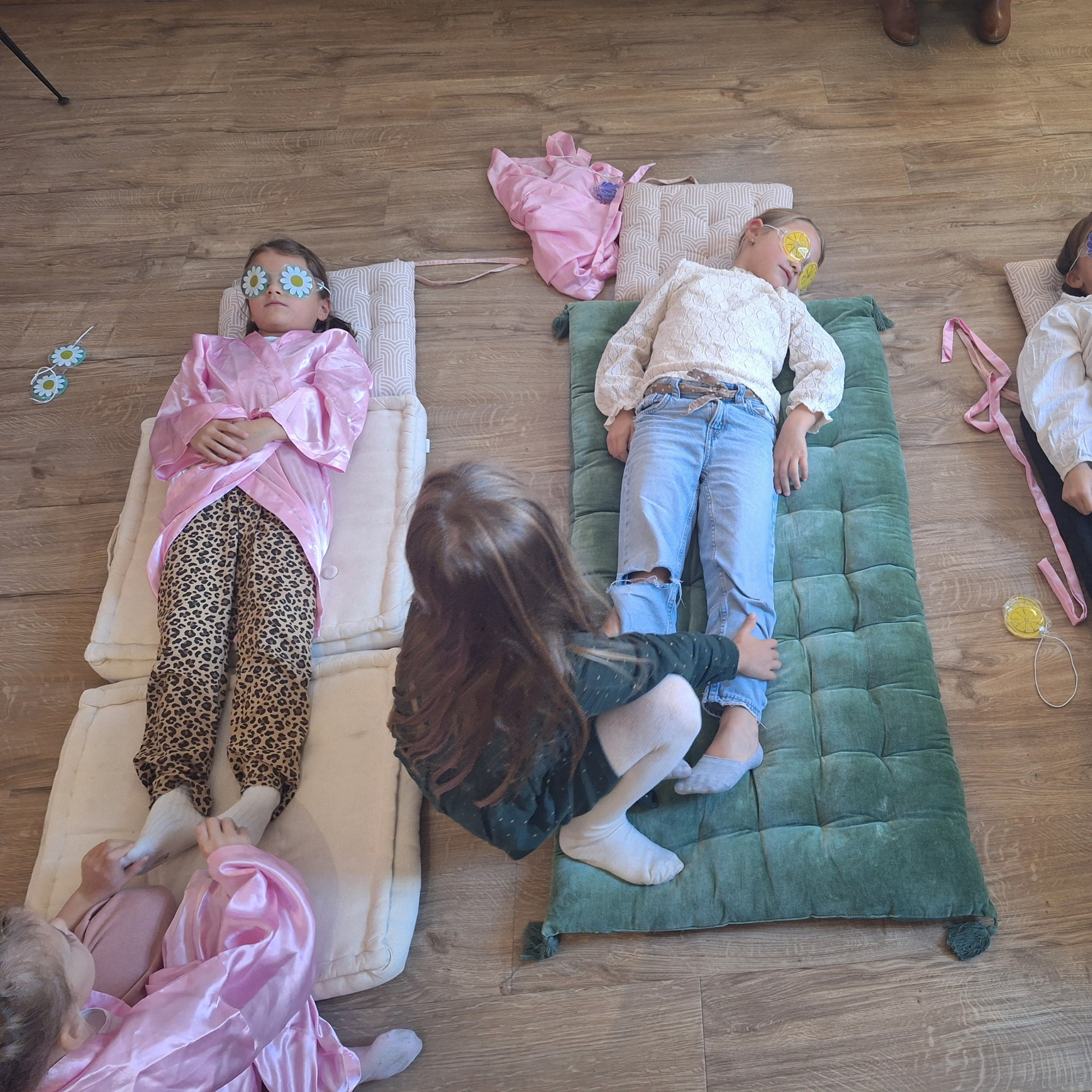 Enfants détendus pendant un atelier bien-être Kids Spa Party